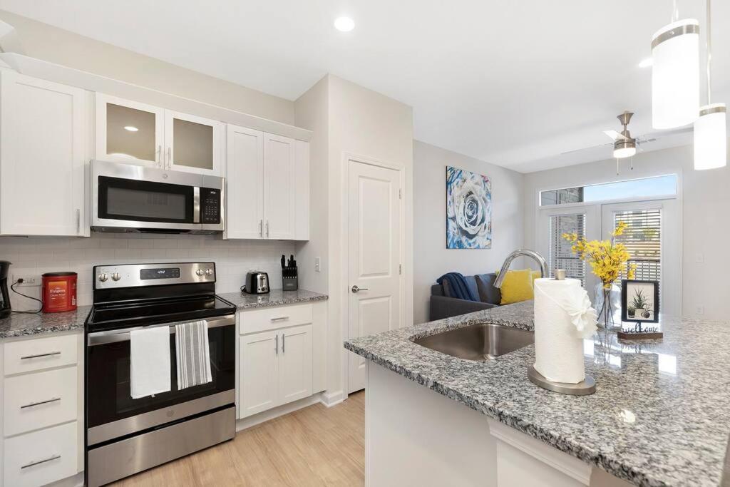 Stylish New Condo In コンコード エクステリア 写真